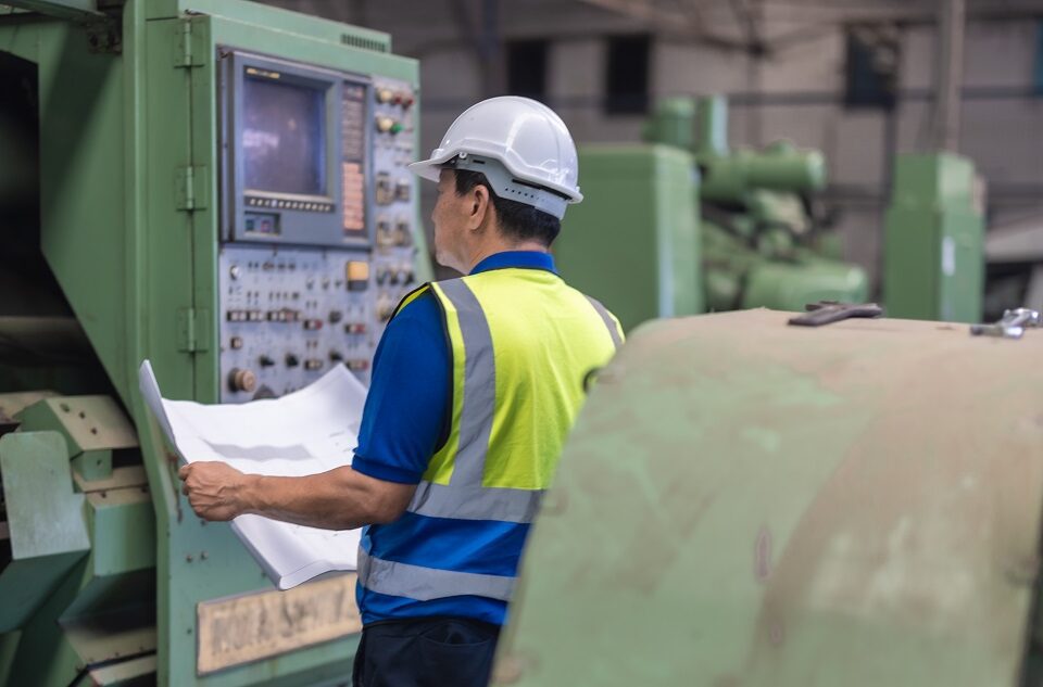 Pracownik obsługuje system MRP w magazynie